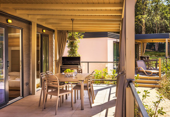 Überdachte Terrasse der Bella Vista Home in Valamar Camping Istra, Kroatien, mit Esstisch und Stühlen.