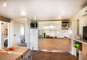 Moderne Küche und Essbereich in der Bella Vista Home Lodge mit Holzfußboden und hellem Interieur.
