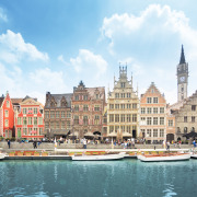 Kleurrijke historische panden en boten aan een stads gracht, perfect voor een glamping vakantiepark.