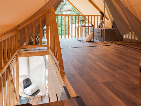 Interieur van de zolder en woonkamer in een Sunset Glamping Tent bij Valamar Camping Istra, Kroatië.