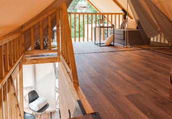 Vista interna del soppalco e soggiorno in una Sunset Glamping Tent al Valamar Camping Istra, Croazia.