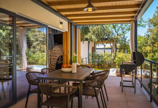 Buitenterras met eetruimte en barbecue aan Sunset Villa met jacuzzi bij Valamar Camping Istra in Kroatië.