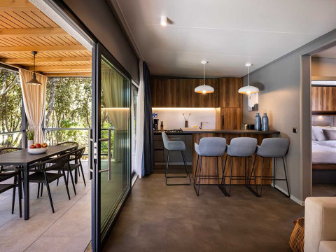 Moderne lodge met keuken en buitenruimte aan Sunset Villa met jacuzzi, Valamar Camping Istra, Kroatië.