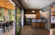 Lodge moderno con cocina y zona exterior para comer en Sunset Villa con jacuzzi, Valamar Camping Istra, Croacia.