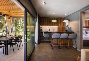 Lodge moderno con cucina, zona pranzo esterna a Sunset Villa con jacuzzi, Valamar Camping Istra, Croazia.