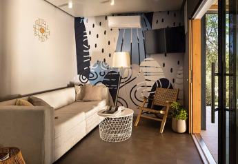 Salon moderne à Sunset Villa avec jacuzzi au Valamar Camping Istra, Croatie, décoré d’une fresque artistique.