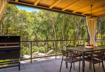 Terrasse extérieure à Sunset Villa avec jacuzzi à Valamar Camping Istra, Croatie, vue sur barbecue et forêt.