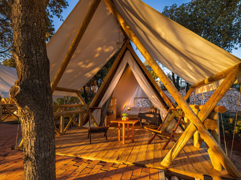 Luxuriöses Sunset Bell Safarizelt mit Holzterrasse und gemütlicher Einrichtung bei Camping Istra in Kroatien.