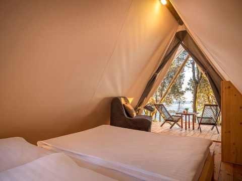 Innenansicht des Sunset Bell Tent Seaview mit Meerblick und Sitzbereich im Valamar Camping Istra, Kroatien.