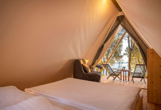 Innenansicht des Sunset Bell Tent Seaview mit Meerblick und Sitzbereich im Valamar Camping Istra, Kroatien.