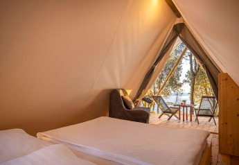 Interno della Sunset Bell Tent Seaview con letti, zona relax e vista mare al Valamar Camping Istra.