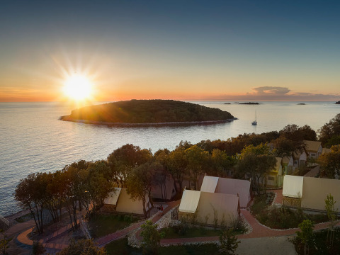 Sonnenuntergang über dem Meer gesehen von Sunset Bell Tent Seaview im Valamar Camping Istra, Kroatien.