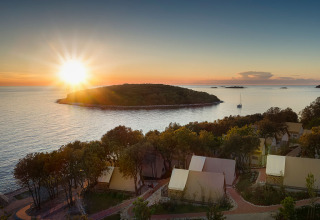 Sonnenuntergang über dem Meer gesehen von Sunset Bell Tent Seaview im Valamar Camping Istra, Kroatien.