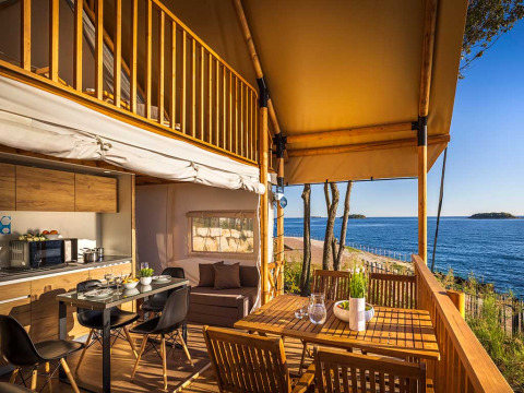 Safari glamping tent aan zee met houten terras en prachtig uitzicht op Valamar Camping Istra, Kroatië.