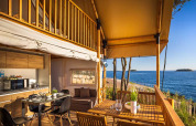 Tienda glamping safari con vista al mar, terraza y cocina moderna en Valamar Camping Istra, Croacia.