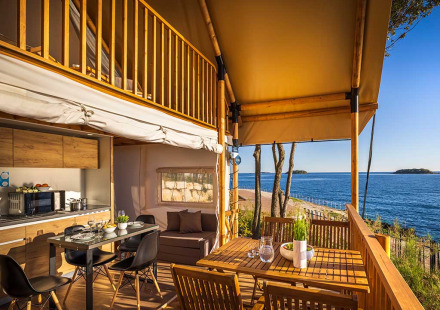 Sunset Glamping Tent Seaview met moderne inrichting en uitzicht op zee op Valamar Camping Istra in Kroatië.