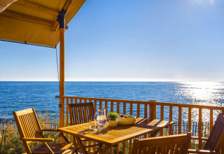 Houten terras met zeezicht bij Sunset Glamping Tent Seaview op Valamar Camping Istra in Kroatië.