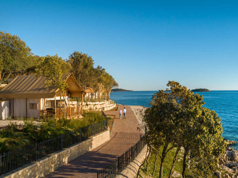 Sunset Glamping Tent Seaview bij Valamar Camping Istra, Kroatië met uitzicht op zee en luxe tenten.