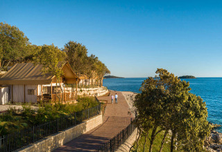 Sunset Glamping Tent Seaview bij Valamar Camping Istra, Kroatië met uitzicht op zee en luxe tenten.