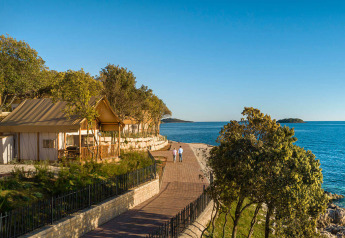 Tenda safari Sunset Glamping Tent Seaview al Valamar Camping Istra in Croazia, di fronte al mare blu.