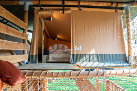 Interieur van safaritent Rangerlodge bij Familievakantiepark Krieghuusbelten in Nederland.