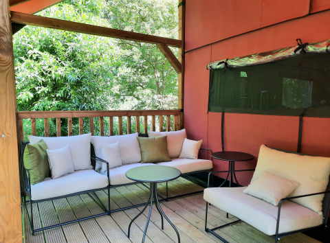 Gemütlicher Loungebereich im Wander Lodge im Vakantiepark Delftse Hout, Niederlande, mit Blick ins Grüne