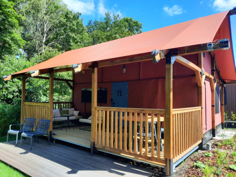 Udendørsbillede af Wander Lodge ved Vakantiepark Delftse Hout i Holland med terrasse og siddeområde.