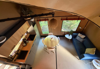 Indvendig udsigt over Wander Lodge ved Vakantiepark Delftse Hout med køkken og opholdsområde.