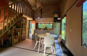 Innenansicht der Wander Lodge im Vakantiepark Delftse Hout mit Esstisch und moderner Küche.