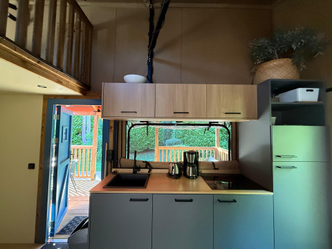 Moderne lodgekeuken met hout en apparaten in Wander Lodge, Vakantiepark Delftse Hout, Nederland.
