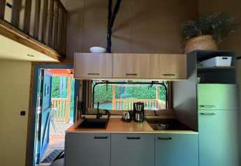 Cucina moderna in legno presso Wander Lodge, Vakantiepark Delftse Hout, Paesi Bassi.