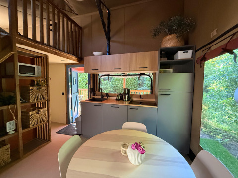 Modernes Lodge-Küchen- und Essbereich mit Treppe zum Dachboden, Tageslichtfenster im Vakantiepark Delftse Hout.