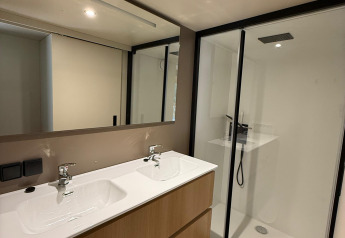 Bagno moderno con doppio lavabo e doccia in vetro al Wander Lodge, Vakantiepark Delftse Hout, Paesi Bassi.