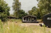 Moderne tiny houses bij Wilsumer Berge in Duitsland, omringd door natuur, voorzien van sauna en hot tub.