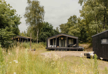 Modernas tiny houses en Wilsumer Berge, Alemania, rodeadas de naturaleza, con sauna y jacuzzi incluidos.