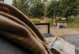Uitzicht vanuit The Hills tiny house bij Wilsumer Berge in Duitsland met hot tub en groene natuur.