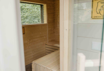 Interior de una sauna privada de madera en la tiny house The Hills en Wilsumer Berge, Alemania.