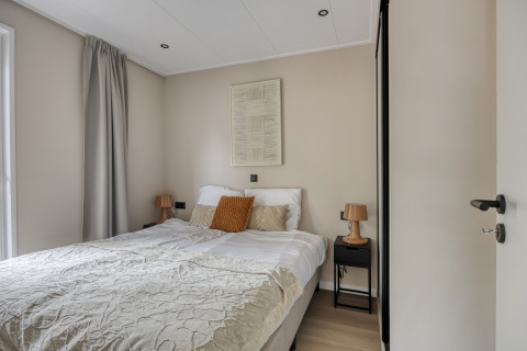 Camera moderna nella lodge Heidehof 5 personen a Bospark Ede, Paesi Bassi, con letto matrimoniale.