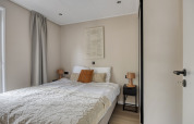 Modern bedroom at Heidehof 5 personen lodge in Bospark Ede, Netherlands, featuring a comfy double bed.