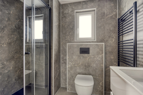 Modern badkamer op Heidehof 5 personen, Bospark Ede, Nederland, met douche en marmeren tegels.