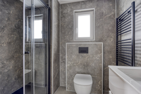 Salle de bain moderne au Heidehof 5 personen, Bospark Ede, Pays-Bas, avec douche et carrelage en marbre.