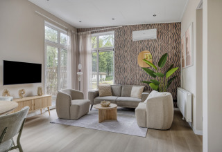 Modernes Wohnzimmer in der Heidehof 5 Personen Lodge im Bospark Ede, Niederlande, mit stilvollem Interieur.