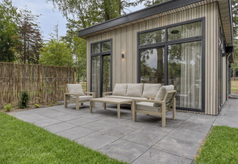 Terrasse extérieure avec mobilier moderne au lodge Heidehof 5 personnes à Bospark Ede, Pays-Bas.