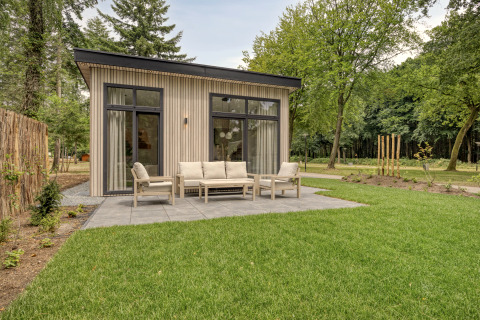 Moderne lodge Heidehof 5 personen in Bospark Ede, Nederland, met terras, tuinset en omringd door natuur.