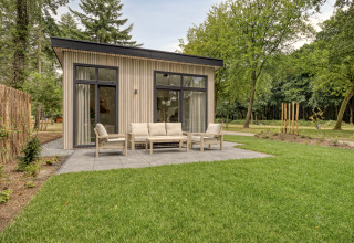 Moderne lodge Heidehof 5 personen in Bospark Ede, Nederland, met terras, tuinset en omringd door natuur.