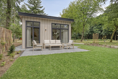 Lodge moderne Heidehof 5 personnes à Bospark Ede aux Pays-Bas, terrasse avec mobilier, vue sur la nature.