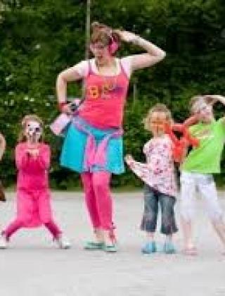 Bambini ballano allegramente con un’animatrice al parco vacanze ’t Strandheem a Groningen, Paesi Bassi.