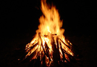 Lagerfeuer bei Nacht, aufgenommen im Ferienpark ’t Strandheem in Groningen, Niederlande.