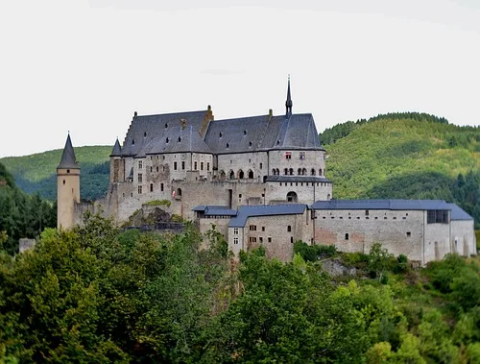 Castello storico immerso nella natura vicino al Camping Gritt a Diekirch, Lussemburgo.