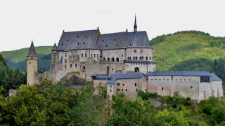 Castello storico immerso nella natura vicino al Camping Gritt a Diekirch, Lussemburgo.